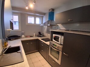 Køleskab, mikrobølgeovn, ovn, kogeplade