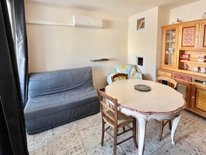 Interior - 4-Person Apartment in Grau-du-Roi with A/C and Parking (Le Grau-du-Roi)