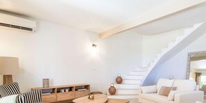 TV - Bohemian villa with sea view and pool for 9 guests (Bormes-les-Mimosas)