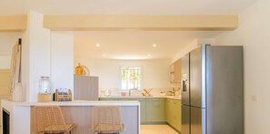 Kjøleskap, mikrobølgeovn, ovn og oppvaskmaskin