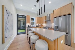 Fridge, microwave, oven, stovetop - Sleeps 18 + Wknd Discount! Pool & Chef’s Kitchen!! (Austin)