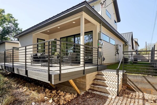 Exterior - Sleeps 18 + Wknd Discount! Pool & Chef’s Kitchen!! (Austin)