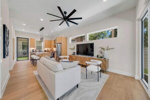 Televisión y oficina 