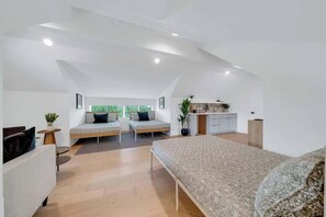 6 bedrooms, iron/ironing board, WiFi, bed sheets