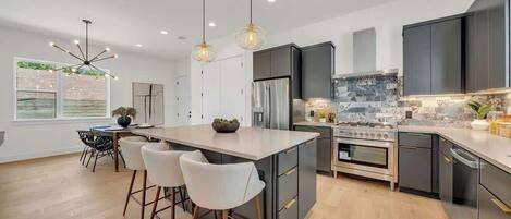 Refrigerador, microondas, horno, placa de cocina