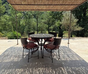Outdoor dining - House with private river (Entrecasteaux)