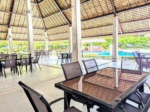 Outdoor dining - Upscale Tropical Retreat | 4BR in Gated Resort (Jaco)