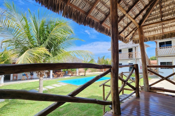 Familienbungalow, Balkon, Blick auf den Innenhof