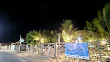 Fachada da propriedade à noite