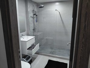 Douche, serviettes fournies, savon, papier toilette