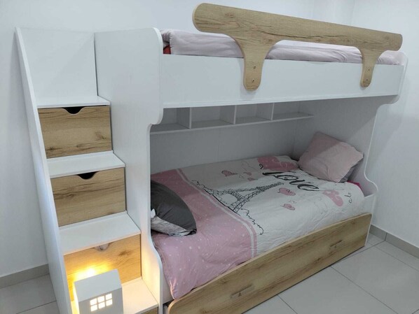 2 habitaciones, tabla de planchar con plancha y wifi gratis 