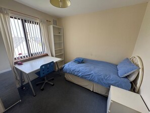 3 bedrooms, iron/ironing board, WiFi, bed sheets - Excellent house in St Andrews for golf breaks and family holidays. (St Andrews)