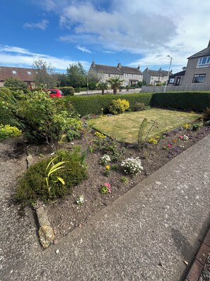 Property grounds - Excellent house in St Andrews for golf breaks and family holidays. (St Andrews)