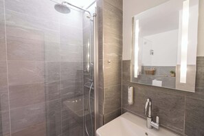 Dusche, kostenlose Toilettenartikel, Haartrockner, Handtücher