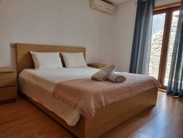 1 bedroom, bed sheets