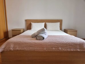 1 bedroom, bed sheets