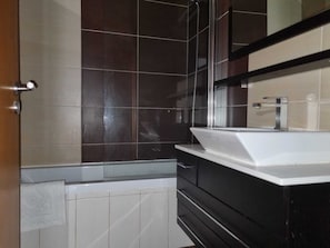 Bidet, toallas, jabón, papel de baño