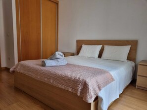 1 bedroom, bed sheets