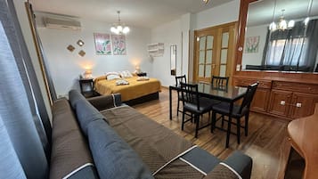 Chambre Quadruple, salle de bains commune | Bureau, fer et planche à repasser, Wi-Fi gratuit