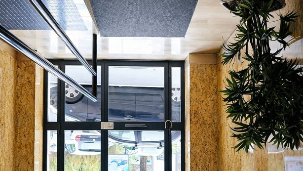 A modern interior with a large window, a staircase, and a plant. - Apartment Mari&Lucio-Metro Basilica S.Paolo, 4 stops to Colosseum, 15min Termini (Roma)