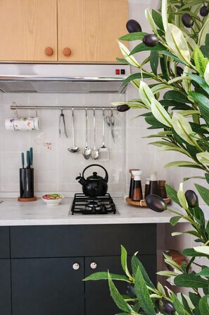 Jääkaappi, mikroaaltouuni, kahvin-/teenkeitin, leivänpaahdin