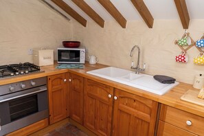 Microondas, horno, placa de cocina