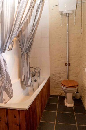 Secadora de cabello, toallas, jabón, papel de baño 
