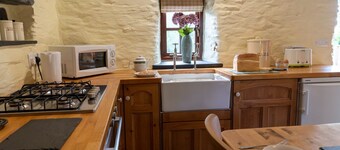 Romantic dog friendly 1-bedroom cottage in Pembrokeshire countryside
