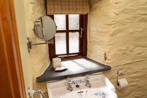 Shower, hair dryer, towels, soap - Romantic dog friendly 1-bedroom cottage in Pembrokeshire countryside (Crymych)
