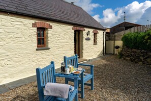 Outdoor dining - Romantic dog friendly 1-bedroom cottage in Pembrokeshire countryside (Crymych)