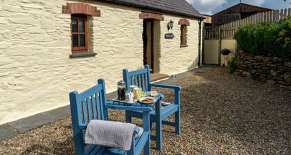 Romantic dog friendly 1-bedroom cottage in Pembrokeshire countryside