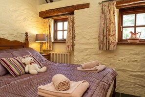 1 bedroom, iron/ironing board, WiFi, bed sheets - Romantic dog friendly 1-bedroom cottage in Pembrokeshire countryside (Crymych)