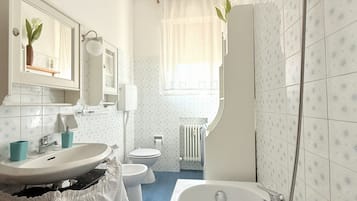 Bidet, towels