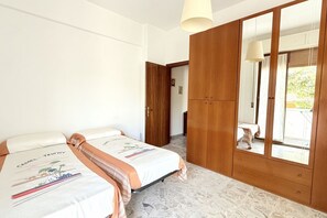 A bedroom with a bed, a wardrobe, and a mirror. - SE177 – Senigallia, comfortable two-bedroom apartment with Wi-Fi (Senigallia)
