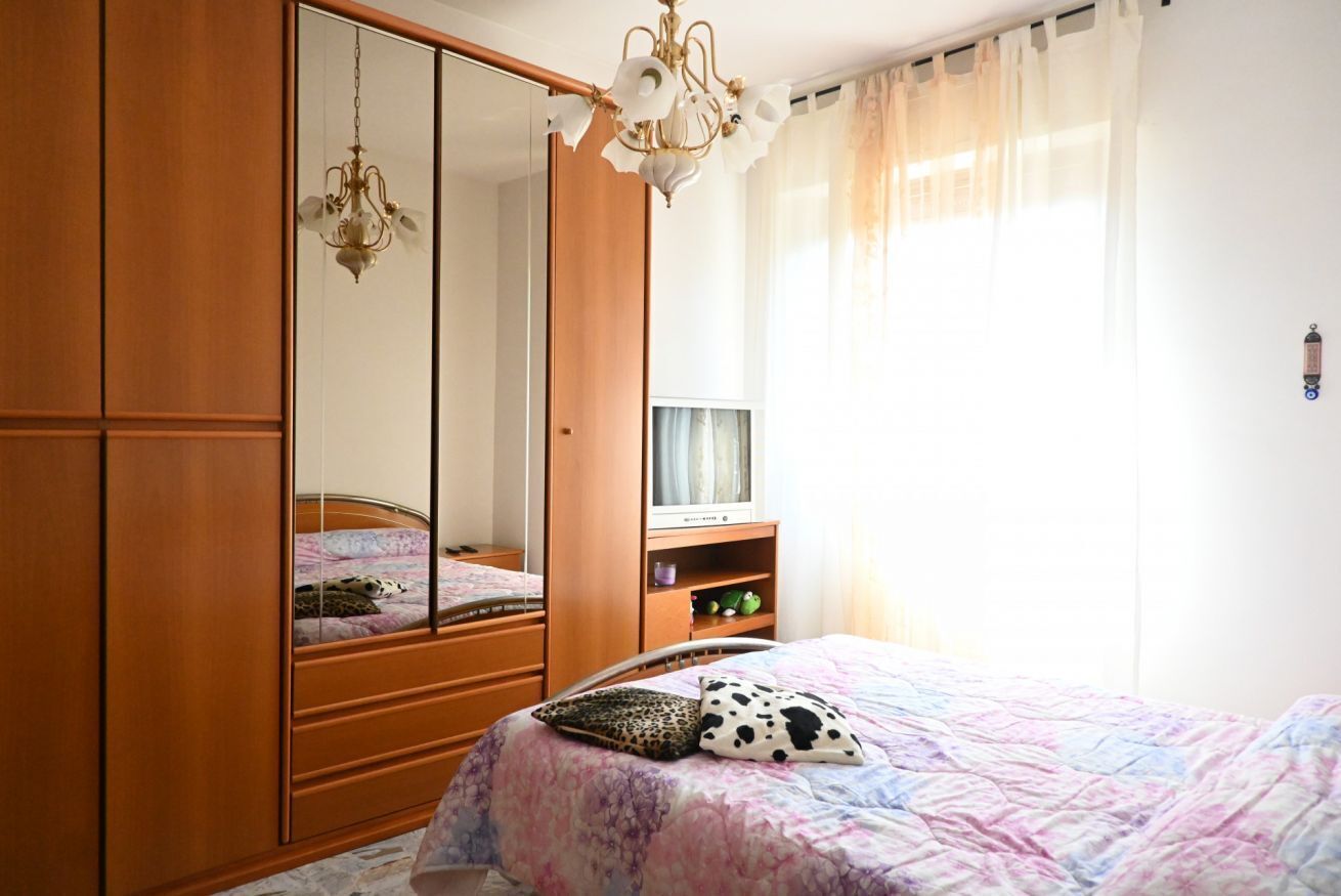 2 bedrooms, desk