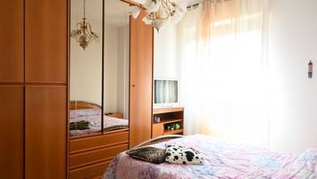 2 bedrooms, desk