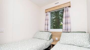 3 quartos, ferros/tábuas de passar roupa, roupa de cama