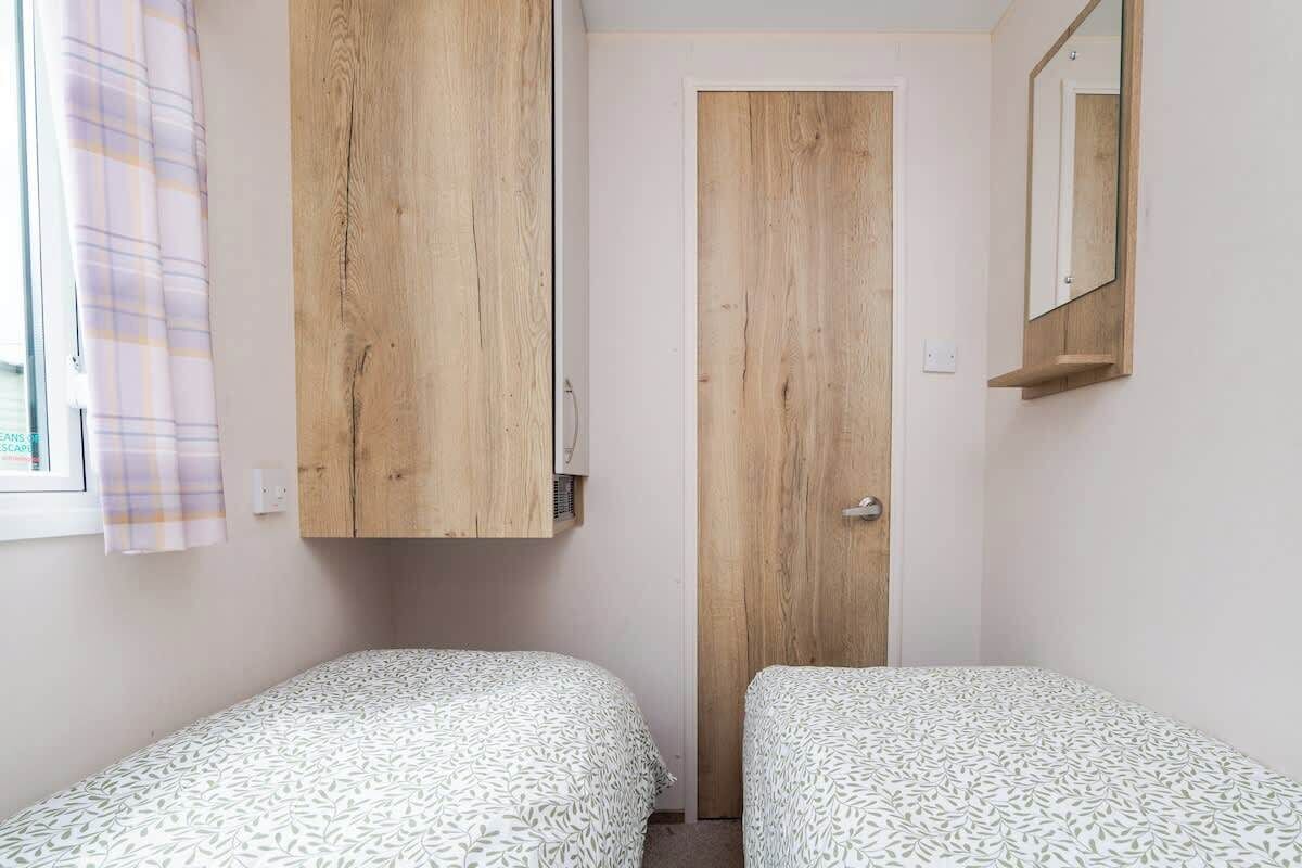 3 makuuhuonetta, silitysrauta/-lauta, vuodevaatteet