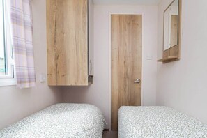 3 dormitorios, tabla de planchar con plancha, ropa de cama