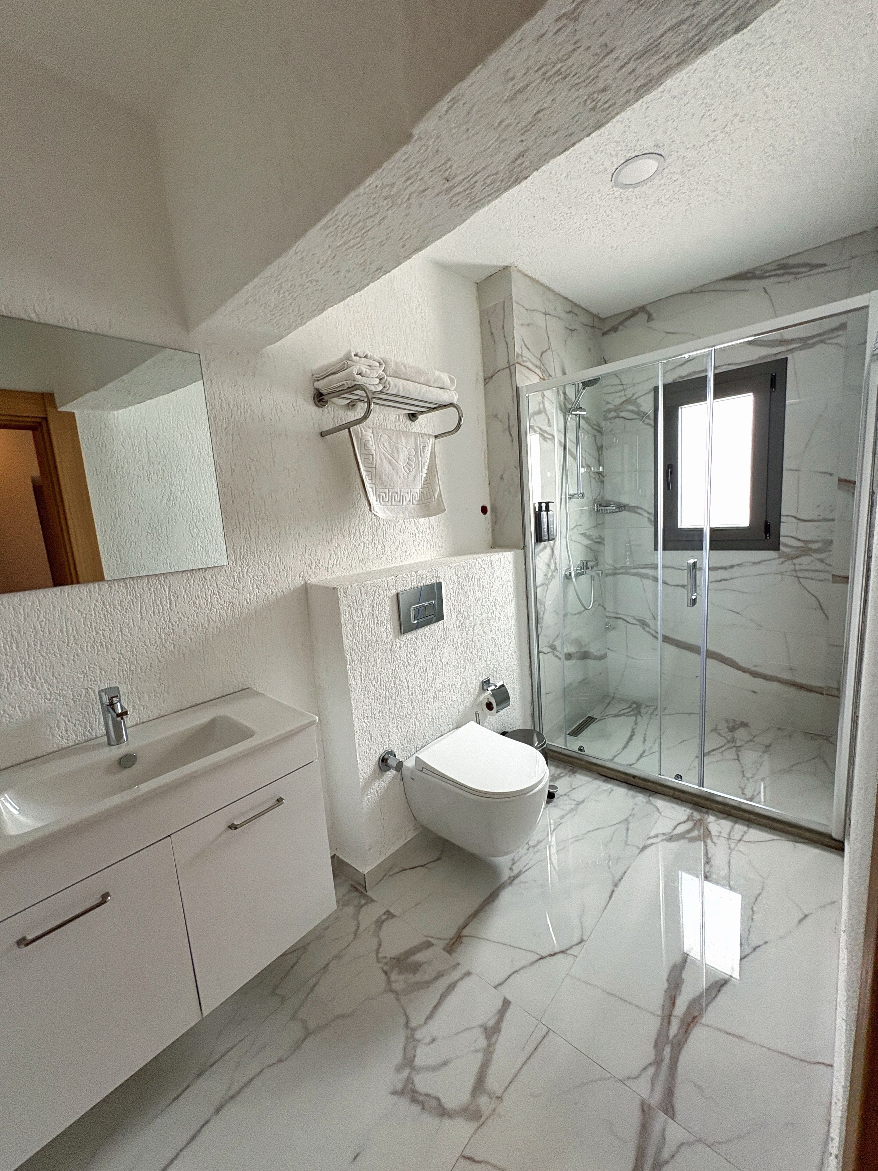 Chambre Triple Confort, vue ville | Salle de bain