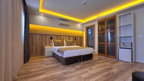 Deluxe Quadruple Room, Sea View | Peti besi dalam bilik, ruang kerja komputer riba, Wi-fi percuma 