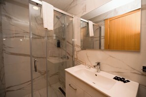 Shower, hair dryer, slippers, towels - Loca Centre  (Bodrum)