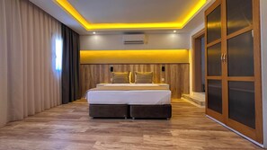 Economy-Vierbettzimmer, Meerblick | Zimmersafe, laptopgeeigneter Arbeitsplatz, kostenloses WLAN
