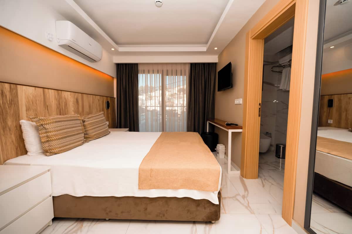 In-room safe, laptop workspace, free WiFi