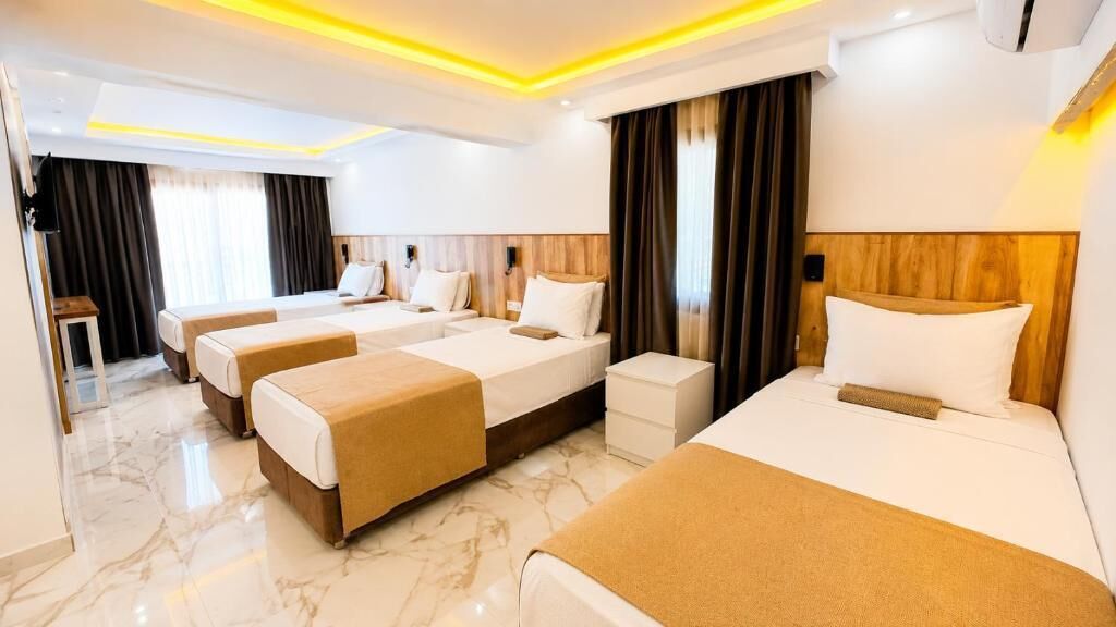Comfort Dört Kişilik Oda | Odada kasa, dizüstü bilgisayar çalışma alanı 