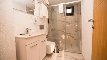 Chambre Triple Deluxe, vue mer | Salle de bain