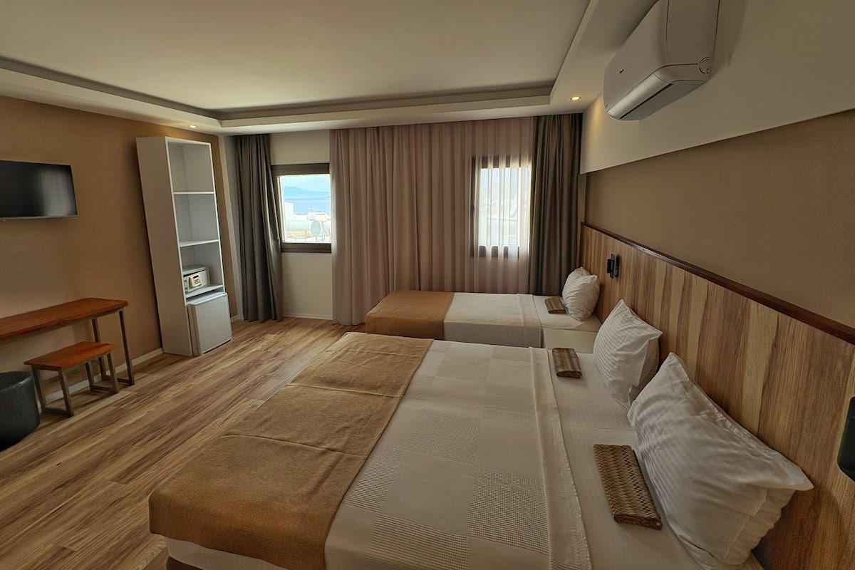 Deluxe driepersoonskamer, uitzicht op zee | Een kluis op de kamer, een laptopwerkplek, gratis wifi