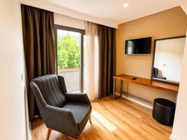 Habitación triple Confort, vistas a la ciudad | Caja fuerte, espacio para trabajar con un portátil, wifi gratis