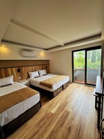 Habitación triple Confort, vistas a la ciudad | Caja fuerte, espacio para trabajar con un portátil, wifi gratis