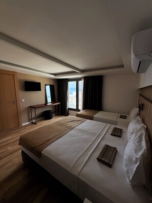 Deluxe-Dreibettzimmer, Meerblick | Zimmersafe, laptopgeeigneter Arbeitsplatz, kostenloses WLAN
